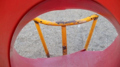 Eskişehir'de çocuk parkındaki kaydırağa dikilen demir korkuluk tehlike yaratıyor