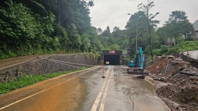 Arhavi'de heyelan riski nedeniyle tünel trafiğe kapatıldı
