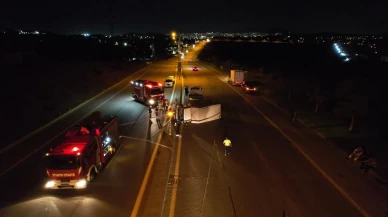 Tuzla'da kamyonet aydınlatma direğine çarptı iki yaralı