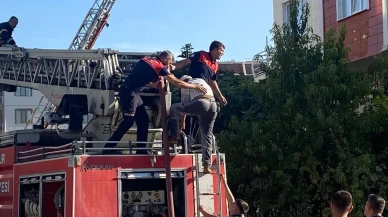 Burdur’da çatı yangınında mahsur kalan işçi itfaiye tarafından kurtarıldı.