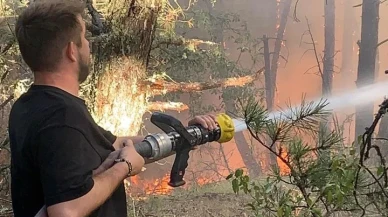 Karabük'ün Ovacık ilçesinde orman yangını rüzgarın etkisiyle yayıldı