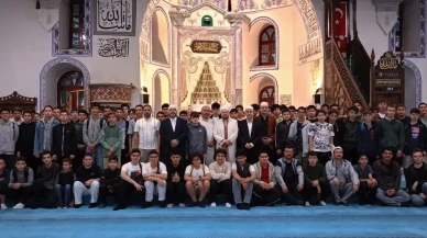 Gençler Sabah Namazı İçin Ulu Camii'de Bir Araya Geldi
