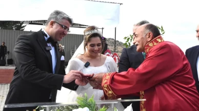 Şenkaya Belediye Başkanı Görbil Özcan kızının nikahını Şirankes Mesire Alanı'nda kıydı