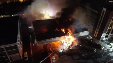 Başakşehir'de sevkiyat deposunda çıkan yangın itfaiye tarafından kontrol altına alındı