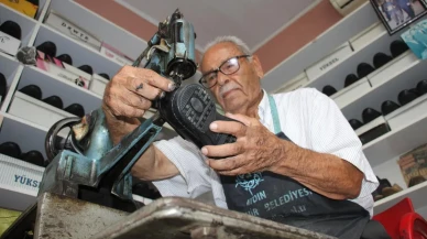 Aydın'ın Koçarlı ilçesinde 88 yaşındaki Nail Engin 75 yıldır ayakkabı tamirciliği