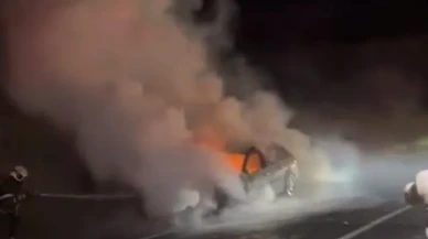 İnegöl'de otomobil yandı itfaiye müdahale etti hurdaya döndü