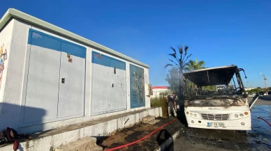 Antalya Serik’te park halindeki midibüs bilinmeyen nedenle yandı