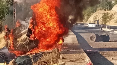 Malatya'nın Darende ilçesinde tır otobüse çarptı ve dereye devrildi