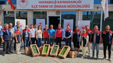 Tekirdağ'ın Hayrabolu ilçesinde genç çiftçilere fide dağıtımı yapıldı