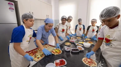 Mersin’de Çocuklar Mutfak Atölyesinde Pizza Yapmayı Öğreniyor