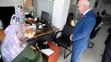 Uşak Üniversitesi Rektörü Ekrem Savaş öğrencilerin kayıt heyecanına ortak oldu