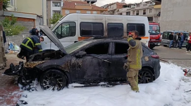 Bursa İnegöl’de park halindeki otomobil yandı, yangın iki araca sıçradı