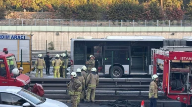 Bayrampaşa-Maltepe metrobüs durağında metrobüs alev aldı can kaybı yaşanmadı