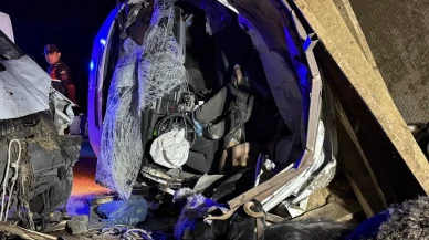 Diyarbakır'ın Sur ilçesinde iki kamyonet çarpıştı 2 ölü 1 yaralı