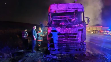 Çorum'un Alaca ilçesinde seyir halindeki tırda yangın çıktı