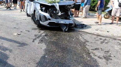 Antalya’nın Kaş ilçesinde kırmızı ışık ihlali yapan araç gelin arabasıyla çarpıştı