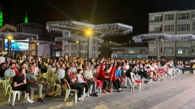 Arnavutköy’de Türkiye-Yunanistan maçı dev ekranda izlendi