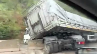 Yağış nedeniyle tır D-650'de Geyve ilçesinde kaza yaptı
