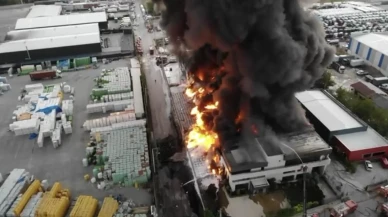 Başiskele'de lojistik deposunda çıkan yangına itfaiye müdahale ediyor
