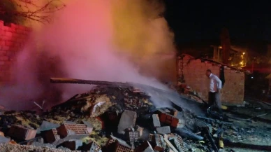 Çorum'un Alaca ilçesinde çıkan yangında ahır ve tarım ürünleri zarar gördü