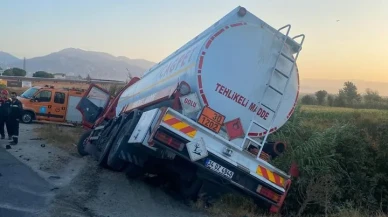 Aydın'ın Efeler ilçesinde akaryakıt tankeri ile minibüs çarpıştı, 4 kişi yaralandı.