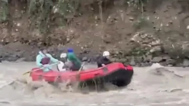Rize'de sel sularında Fırtına Deresi'nde rafting yapan maceraperestler