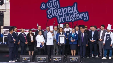 Afyonkarahisar'da 100 şef dev sucuklu yumurta ile dünya rekoru kırdı