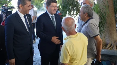 Adalet Bakanı Yılmaz Tunç Antalya'da esnaf ziyaretinde tatlı ikramı aldı