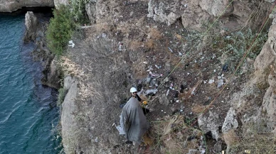 Muratpaşa Belediyesi Antalya'da falezlerde temizlik operasyonu gerçekleştirdi