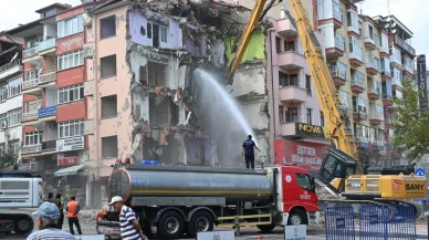 Isparta'da 53 yıllık Çarşı Polis Karakolu binası riskli olduğu için yıkıldı