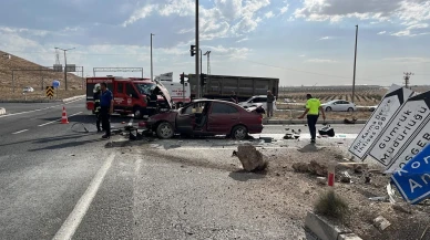 Niğde’de Refüje Çarpan Otomobil Alev Aldı Sürücü Yaralandı