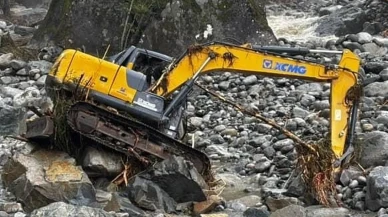 Rize Ardeşen’de sel suları iş makinelerini sürükledi