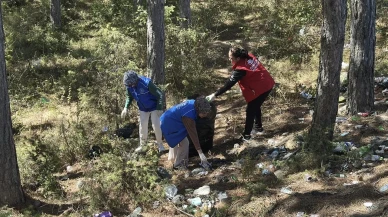 Kastamonu’da öğrenciler Dünya Temizlik Günü’nde ormanlık alanda çöp topladı