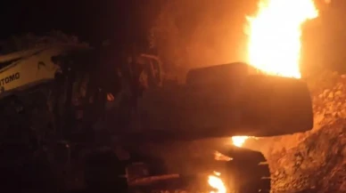 Hatay’da iş makinesi yangını ormanlık alana sıçramadan söndürüldü