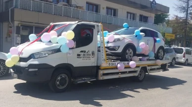 Eskişehir’de çekici ile taşınan sünnet aracı ilginç görüntü oluşturdu