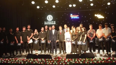 Van'da Gençlik ve Spor Bakanlığı'nın düzenlediği kültür sanat yarışmasında gençler yeteneklerini