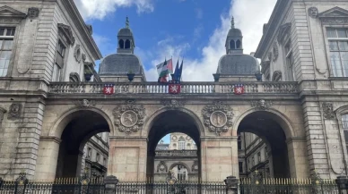 Fransa’da 52 belediye binasına Filistin bayrağı asıldı