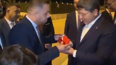 Adalet Bakanı Yılmaz Tunç Yüksekova'da Türk bayrağını öptü