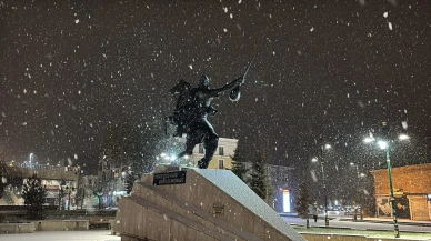 Boluda gece kar yağışıyla şehir merkezi beyaza büründü