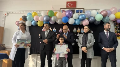 bakan Tekin Ağrı'da öğrencilerin karne heyecanına ortak oldu