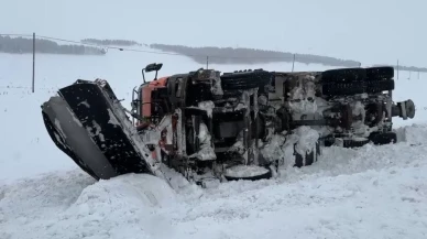 Ardahan'da kontrolden çıkan kar küreme aracı devrildi