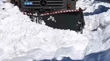 Hozat’ta jandarma ekipleri yoğun kar yağışı nedeniyle karla mücadele çalışmalarına destek verdi