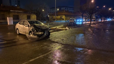 Kayseri'de otomobil ile hafif ticari aracın çarpışması sonucu ağaç ikiye bölündü: 4 yaralı