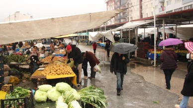 Muğla'da sağanak yağış pazarcıların işini zorlaştırdı