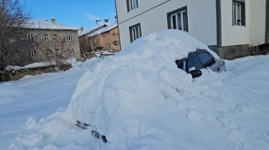 Hasköy'de yoğun kar yağışı nedeniyle park halindeki araçlar kayboldu