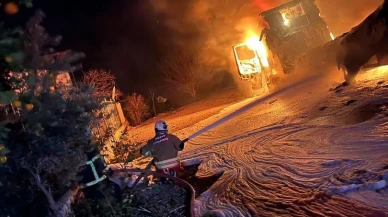 Hatay'ın Samandağ ilçesinde alevler içinde kalan tır yanarak kullanılamaz hale geldi