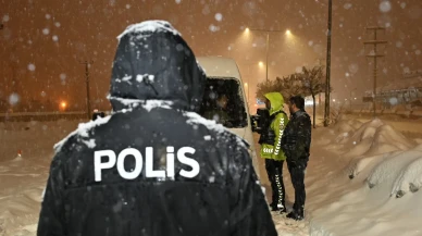 Bitlis’te tipiye rağmen görev başındaki polisler yolda kalanlara yardım etti