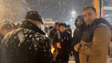 Bartın'da ilçe protokolü vatandaşlarla kartopu oynayarak karın tadını çıkardı