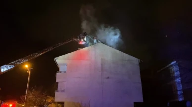 Bursa'da 3 katlı binanın çatısında çıkan yangın itfaiye ekipleri tarafından söndürüldü