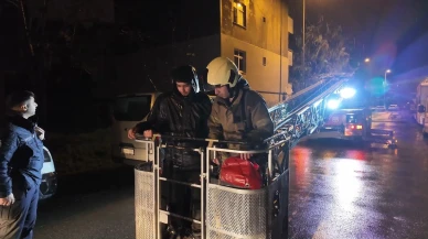 İstanbul'da kuş beslerken çatıda mahsur kalan 2 genç itfaiye tarafından kurtarıldı
